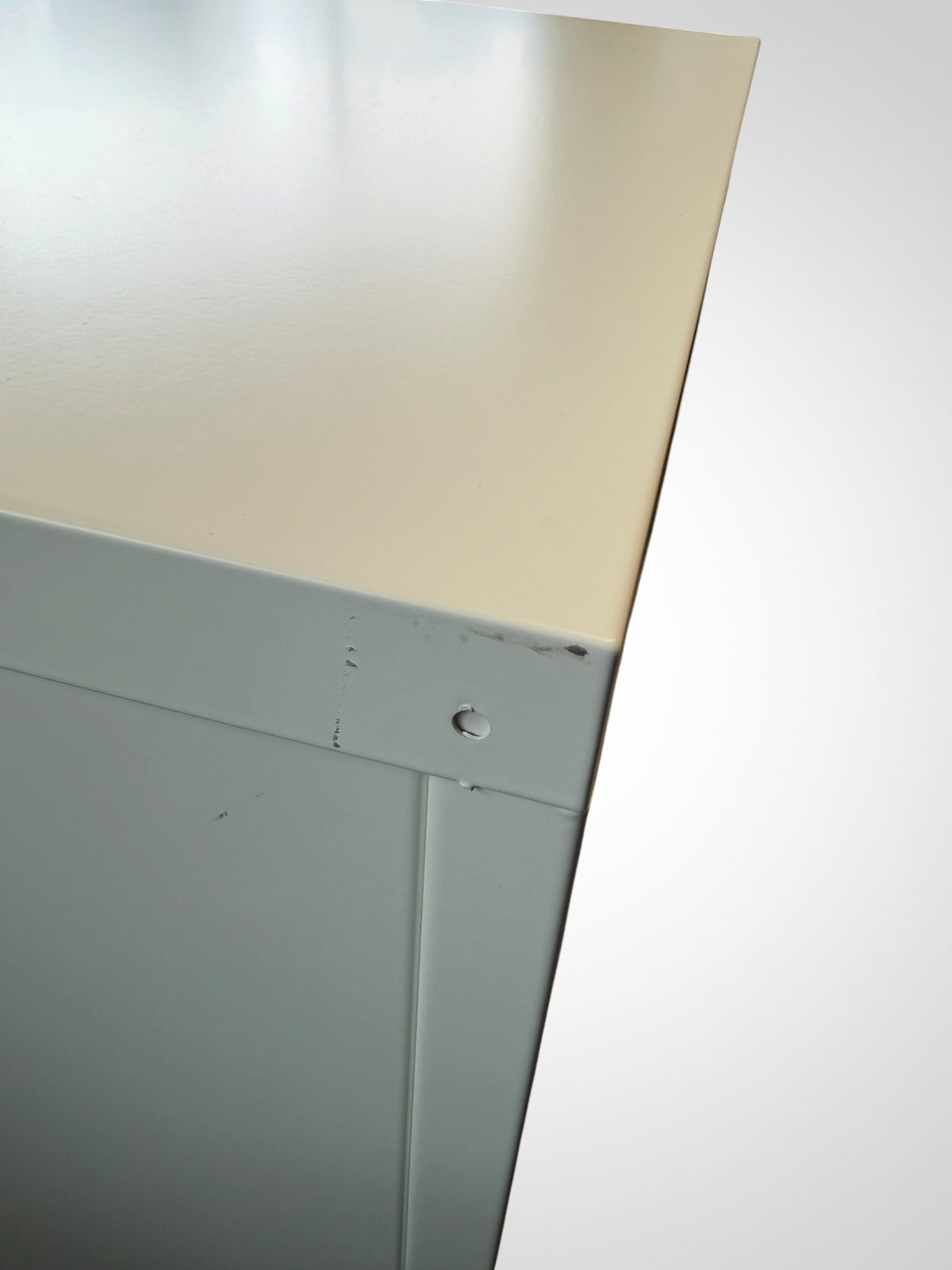 Mocka Low Single Locker in White